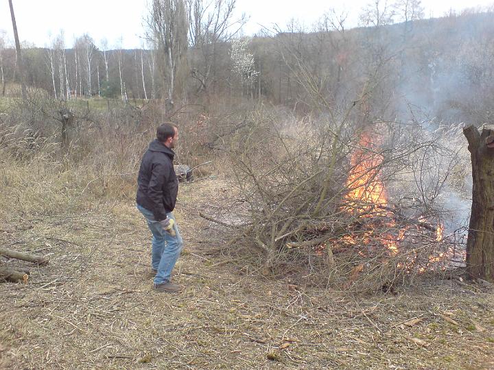 klády házel na oheň jako mravenec jehličí